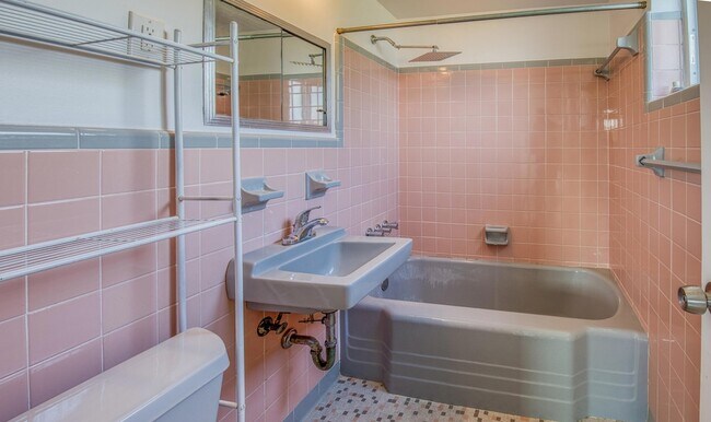 Building Photo - 1520 Lake Ave