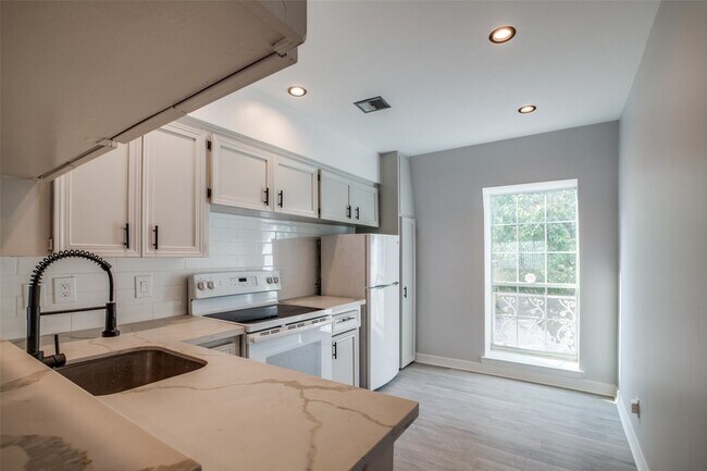 Building Photo - 9025 Rue Cambon St