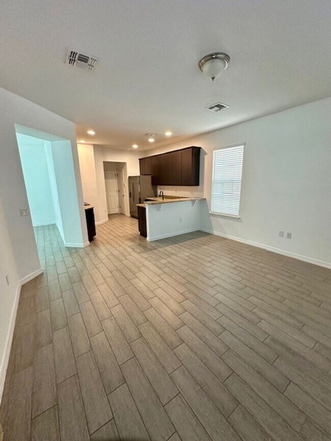 Building Photo - 4 bed 2.5 bath in WINDERMERE TRAILS!