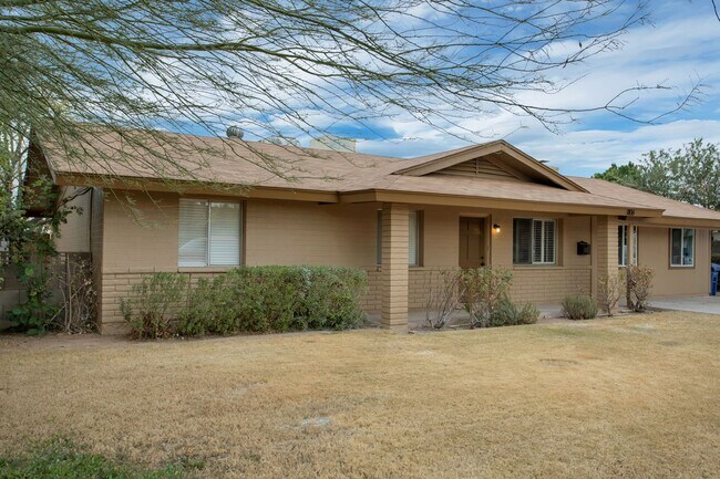 Building Photo - Modern Home with Pool in the Best ASU neighborhood