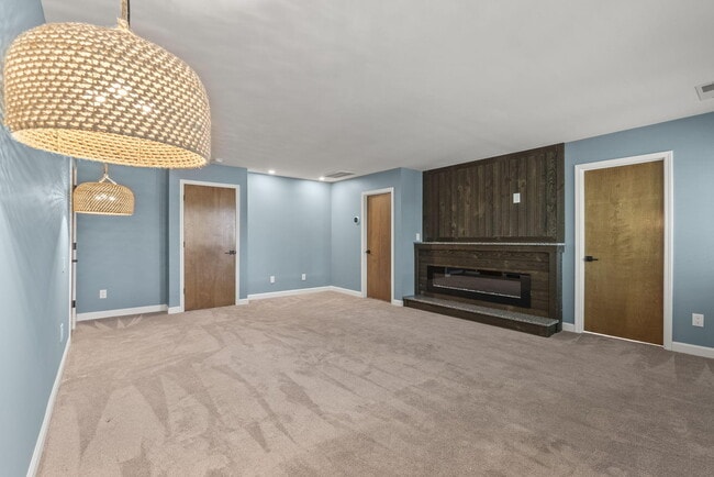 Building Photo - 1233 Sherborne Pl