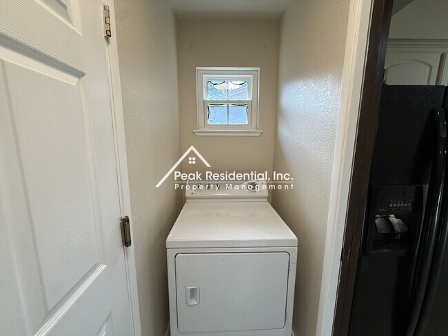 Building Photo - Spacious 3bd/2ba Carmichael Home With Sun Room