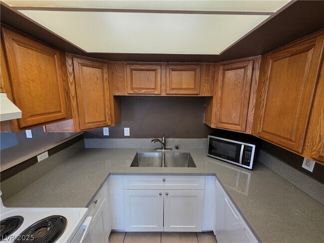 Building Photo - 5165 E Glendale Ave