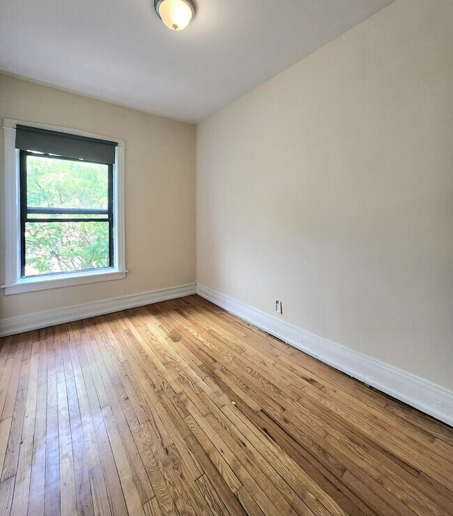 Building Photo - 1909 W Foster Ave