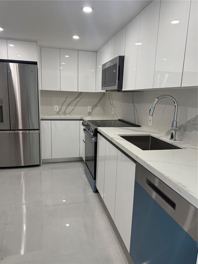 Building Photo - 3675 N Country Club Dr