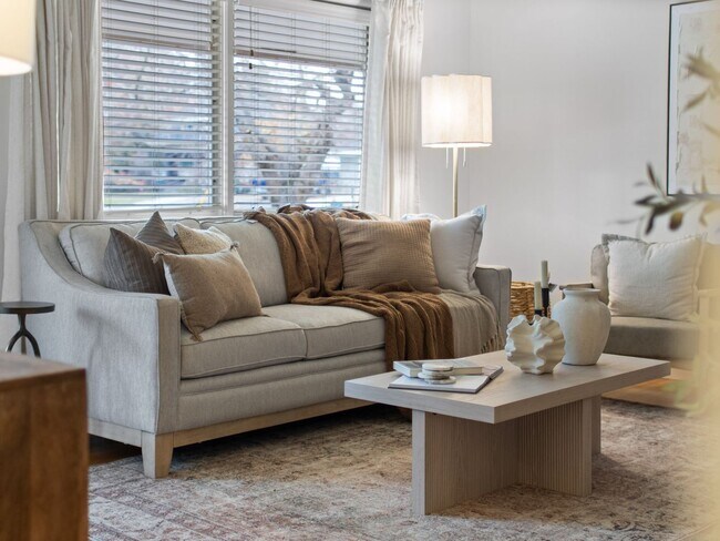 Building Photo - Beautiful FULLY FURNISHED TWO BEDROOM DUPLEX!