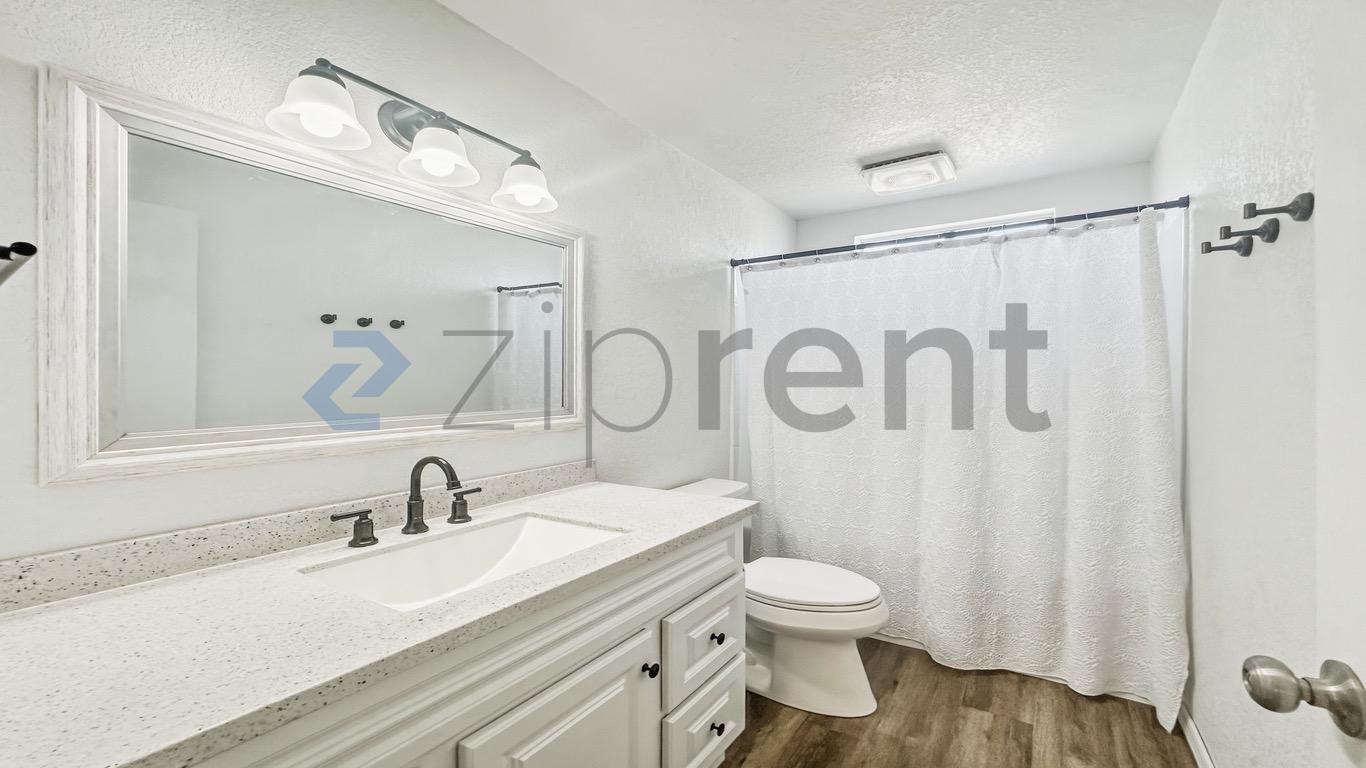 Building Photo - 5188 E Ashlan Ave