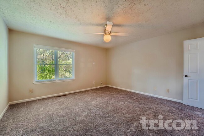 Building Photo - 10930 Pinehigh Dr