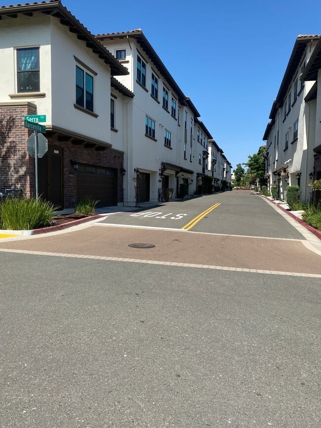 Building Photo - Pleasanton End Unit Andares Townhouse 3 BD...