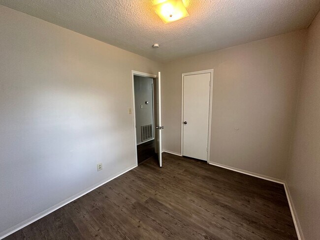 Building Photo - 4036 Tavineer Dr