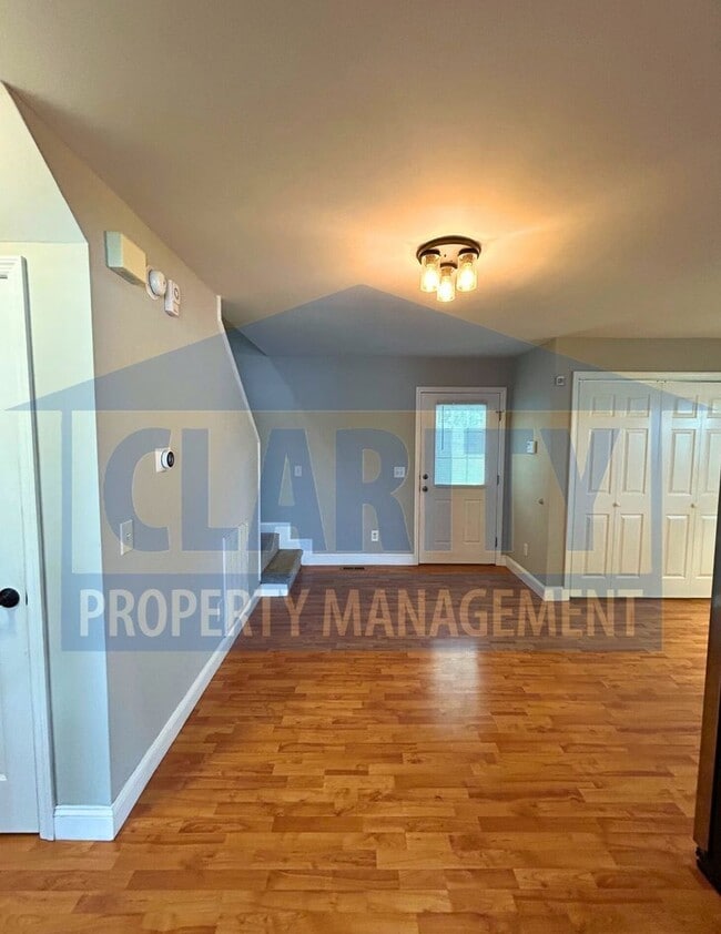 Building Photo - 3 bedroom home w/ fenced in backyard!