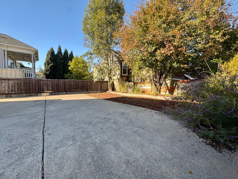 Building Photo - 1054 24th St