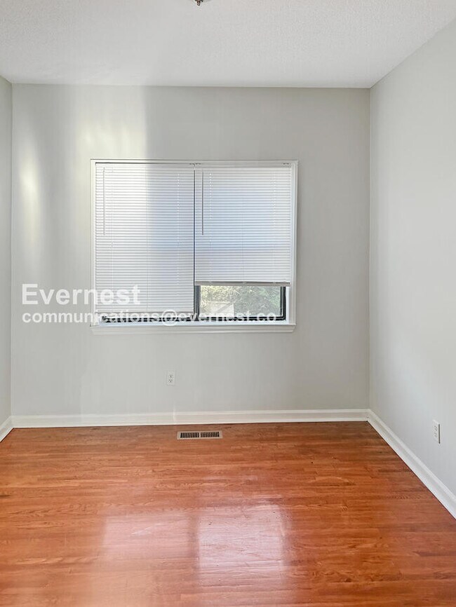 Building Photo - 3 Bed/2.5 Bath Home with Garage / Pet-Friendly / Vouchers Accepted /Available Now!