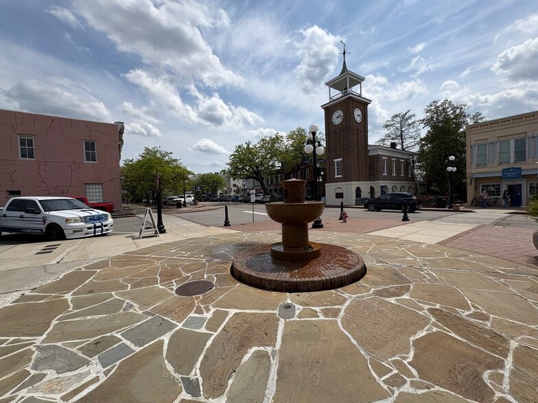 Building Photo - 107 Screven St