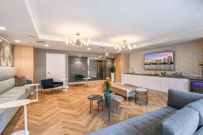 Building Photo - 413 E Pine St