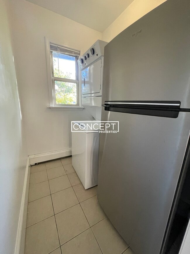 Building Photo - 16 Bird St