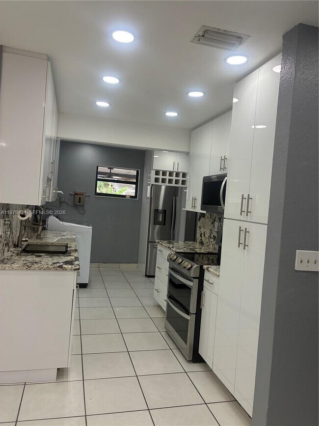 Building Photo - 17201 SW 117th Ct