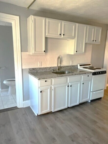 Building Photo - 1295 Main St