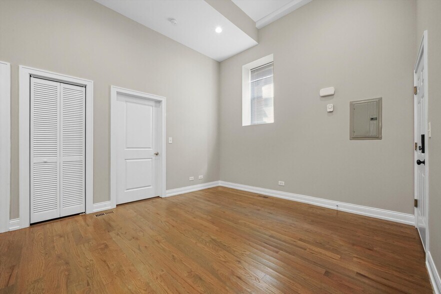 Building Photo - 1946 S Racine Ave