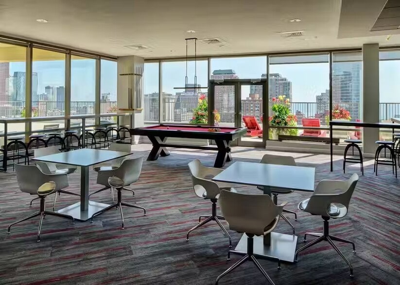 Skyline Lounge - 111 W Polk St