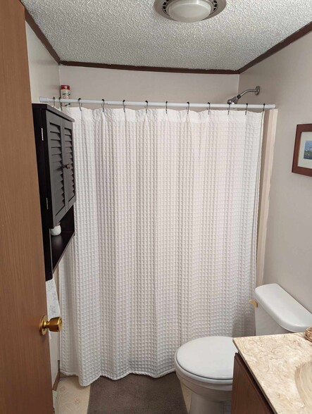 Full Bathroom - 163 Oak St