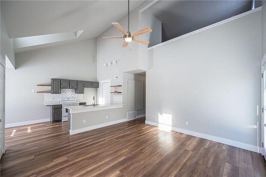 Building Photo - 2407 W Ash St