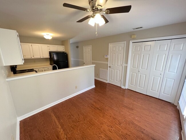 Building Photo - Adorable 2 Bed Townhome Convenient to Duke...