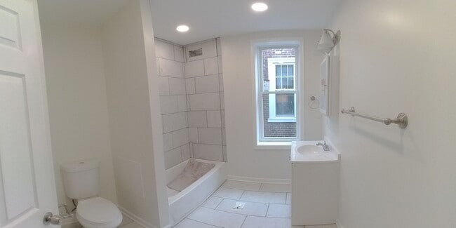 Building Photo - 4 Bedroom 3.5 Bath Home