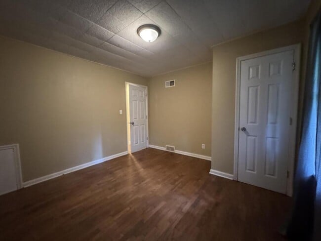 Building Photo - 2328 E Manchester St