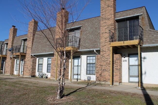 Millwood Townhomes & Apartments - 204-258 NW Woods Chapel Rd Blue