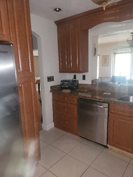 Building Photo - 15000 S River Dr