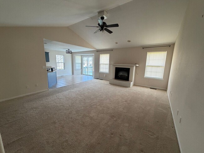 Building Photo - Available 04/01/2026....  MONTH TO MONTH TIL JUNE 2026