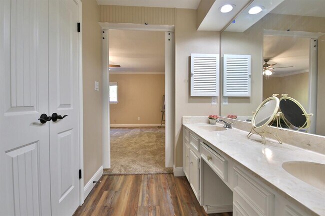 Building Photo - 3880 Williamsburg Cir