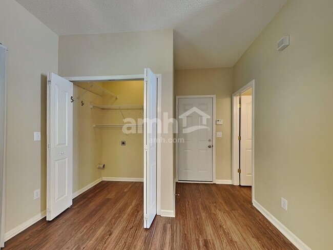 Building Photo - 720 Waterbrook Ln