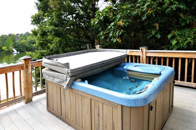 Building Photo - 4 Bedroom || 3 Bathroom home on Leesville Lake