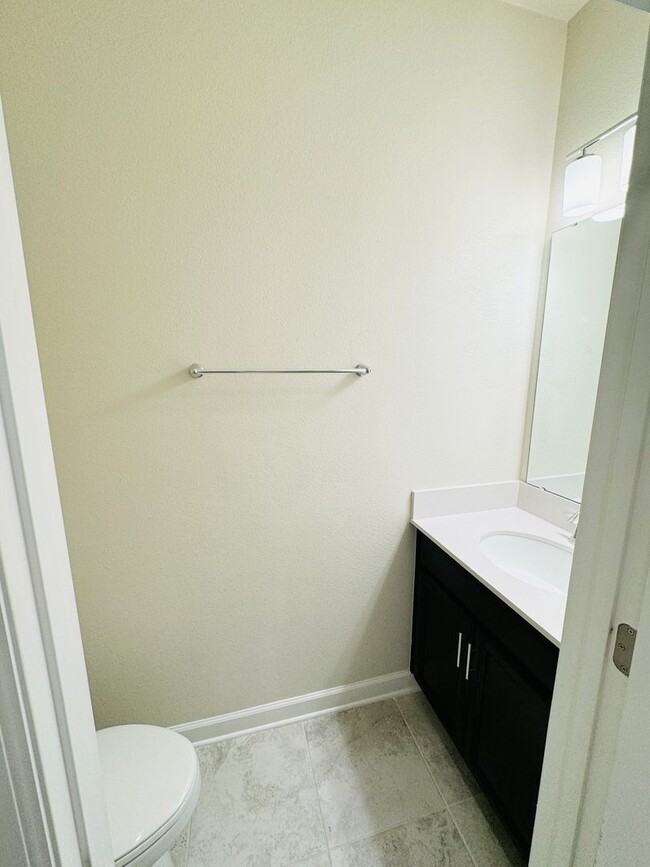 Building Photo - 3 Bed 2.5 Bath Townhouse For Rent In Store...