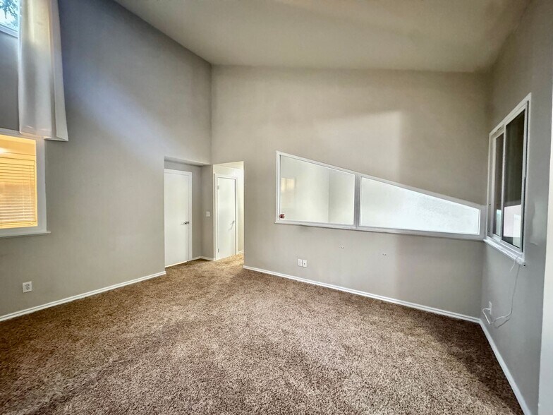 Building Photo - Bellevue Townhouse!!