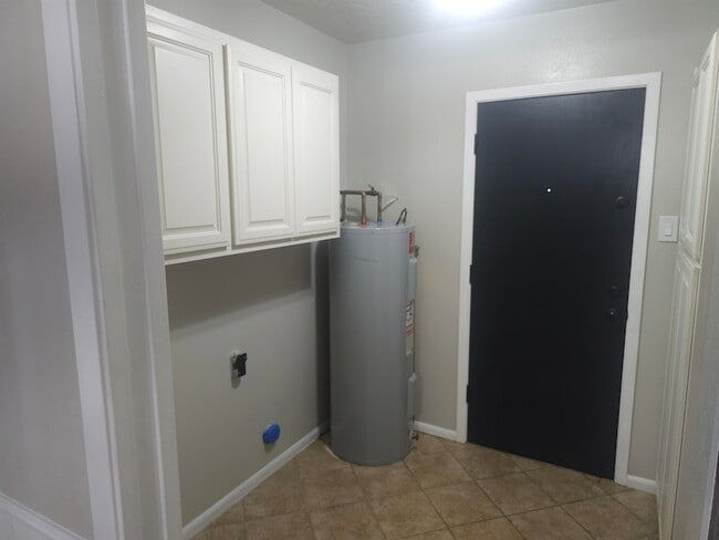 Building Photo - 3008 Tipps Dr