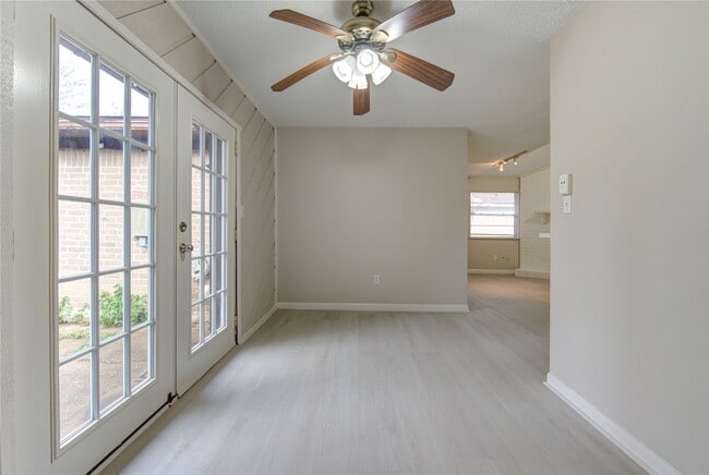 Building Photo - 212 Quaker Dr