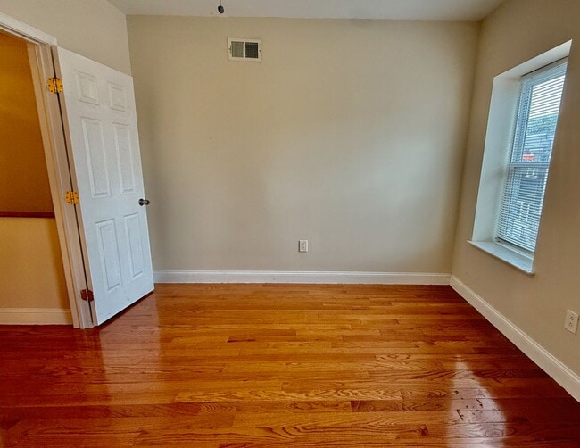 Building Photo - SPACIOUS 3BR/1BA HOUSE w/ Central AC-HARDW...