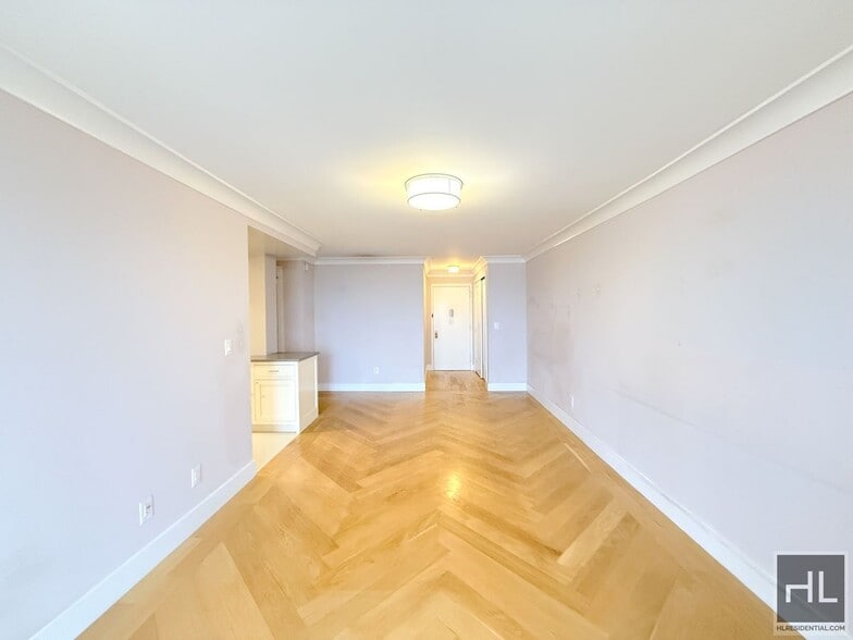 Building Photo - Renovated 2 bed 1 bath with washer and dryer - WEST 93 STREET