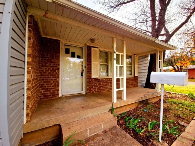 Building Photo - AUGUST PRE-LEASE - 3/2/2 In the Medical District