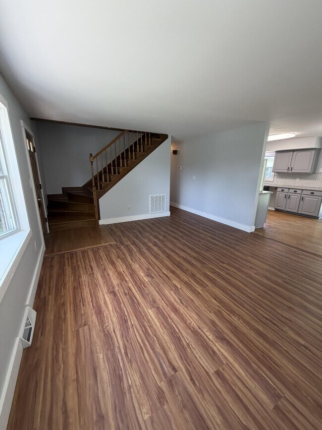 Building Photo - 721 Wayland Dr