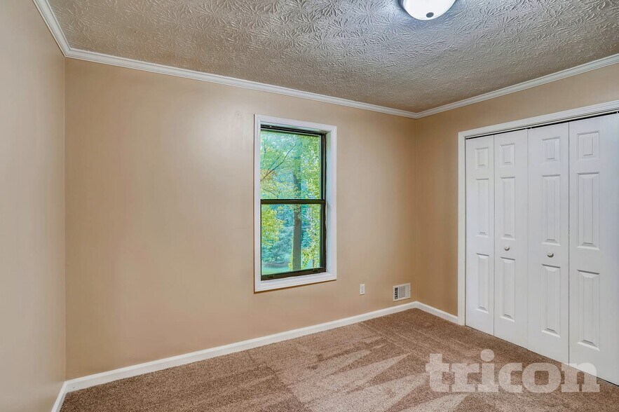 Building Photo - 136 Creekview Dr