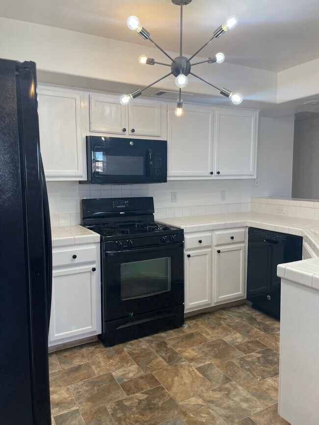 Building Photo - Beautiful open floor plan located in a gat...