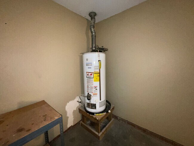 Building Photo - Now Available to View! Immaculate 2 bed, 2 bath, Fireplace, Garage, Granite and More!!