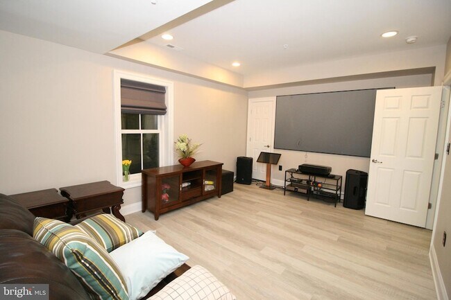 Building Photo - 102 Bullard Cir