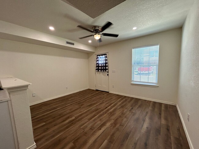 Building Photo - $1500 for an 18 month lease, PLUS $250 Adm...