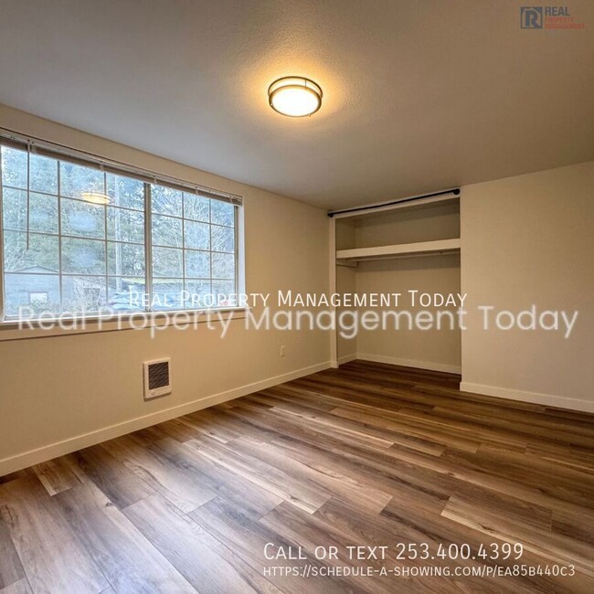 Building Photo - Beautiful remodeled 3 bed 1.5 bath with de...