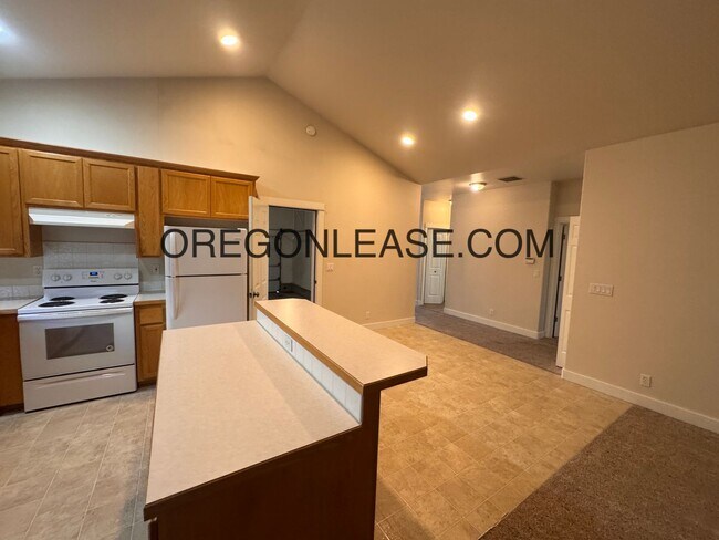 Building Photo - North Eugene 3/2 bath home